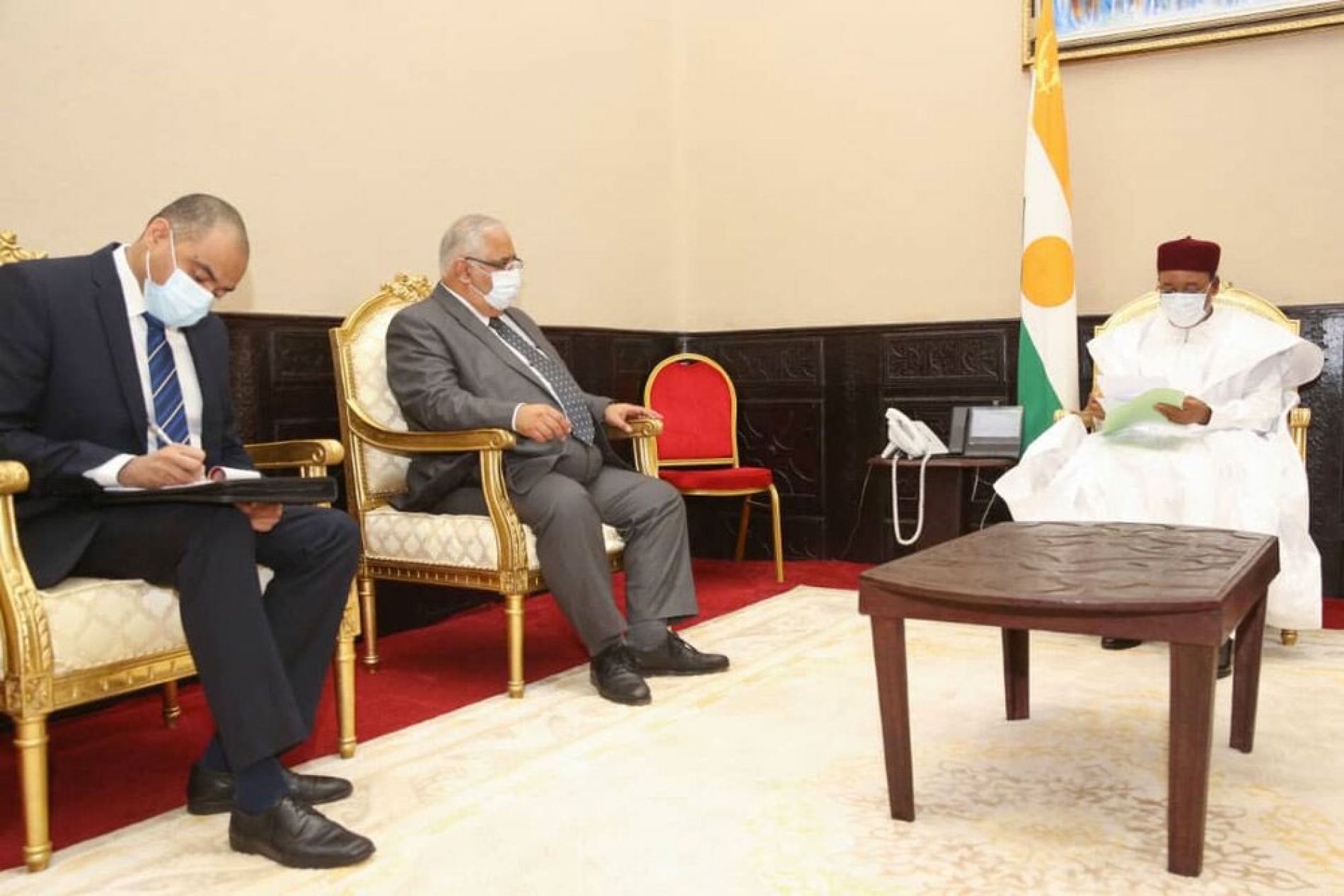 A la Présidence de la République : Le Chef de l’Etat reçoit l’Ambassadeur d’Egypte au Niger, porteur d’un message du Président Abdel Fatah Al-Sissi