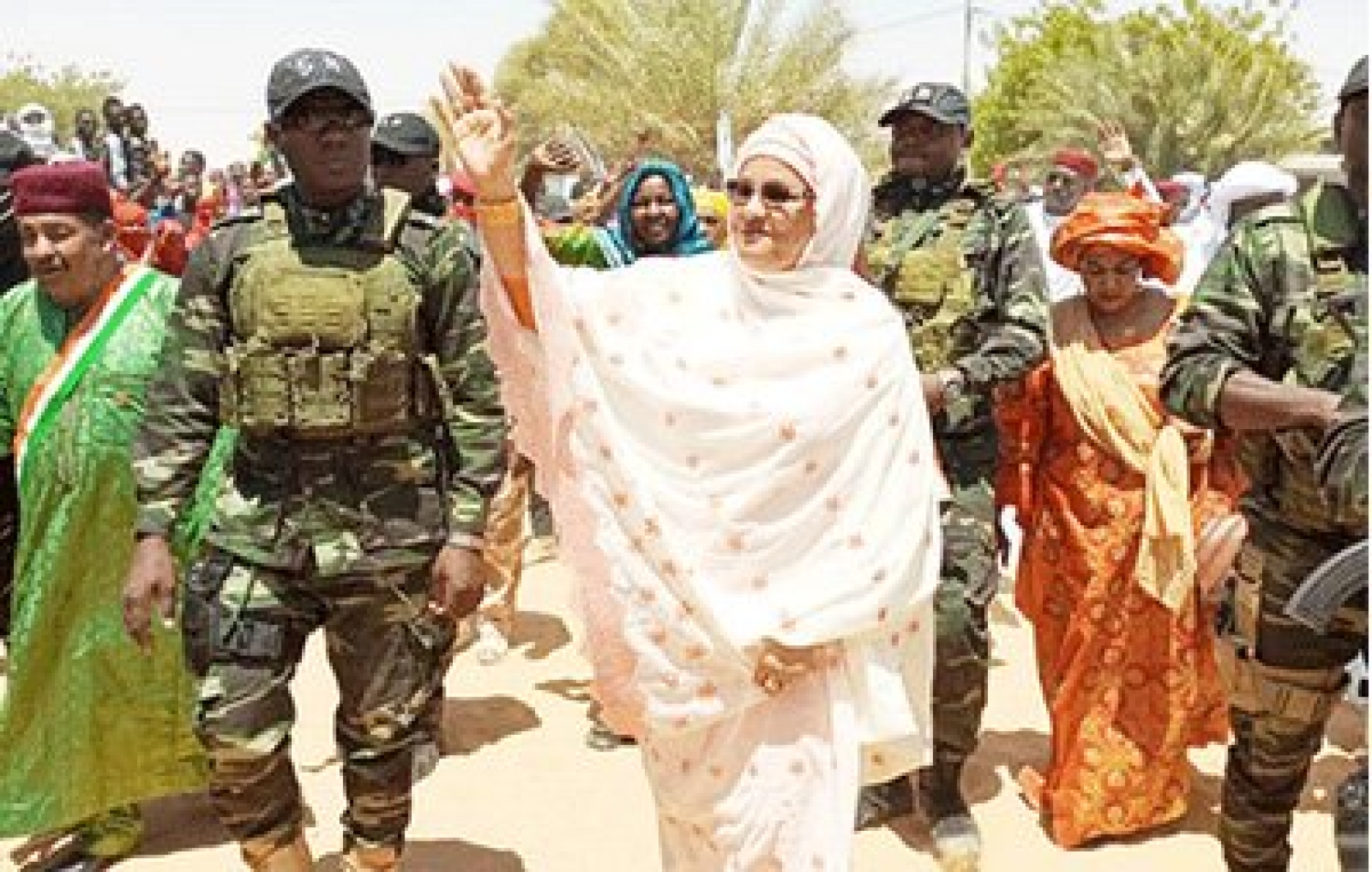 Visite de la Première Dame à Dirkou et Bilma dans la région d’Agadez : Mme Bazoum Hadiza, Présidente de la Fondation Noor auprès des populations du Kawar
