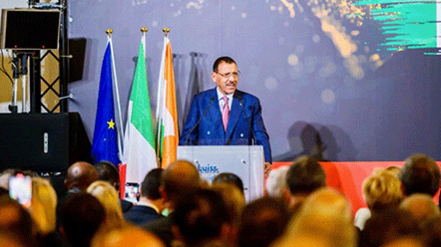Visite de travail du Président de la République à Rome (Italie) : SE. Mohamed Bazoum a pris part à la Conférence des Dialogues Méditerranéens, puis reçu au Vatican par le Pape François