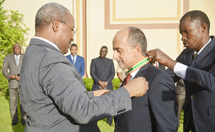 Cérémonie de remise de distinction à l’ambassadeur de France au Niger : SE. Alexandre Gracia élevé au grade de Commandeur de l’Ordre de Mérite du Niger