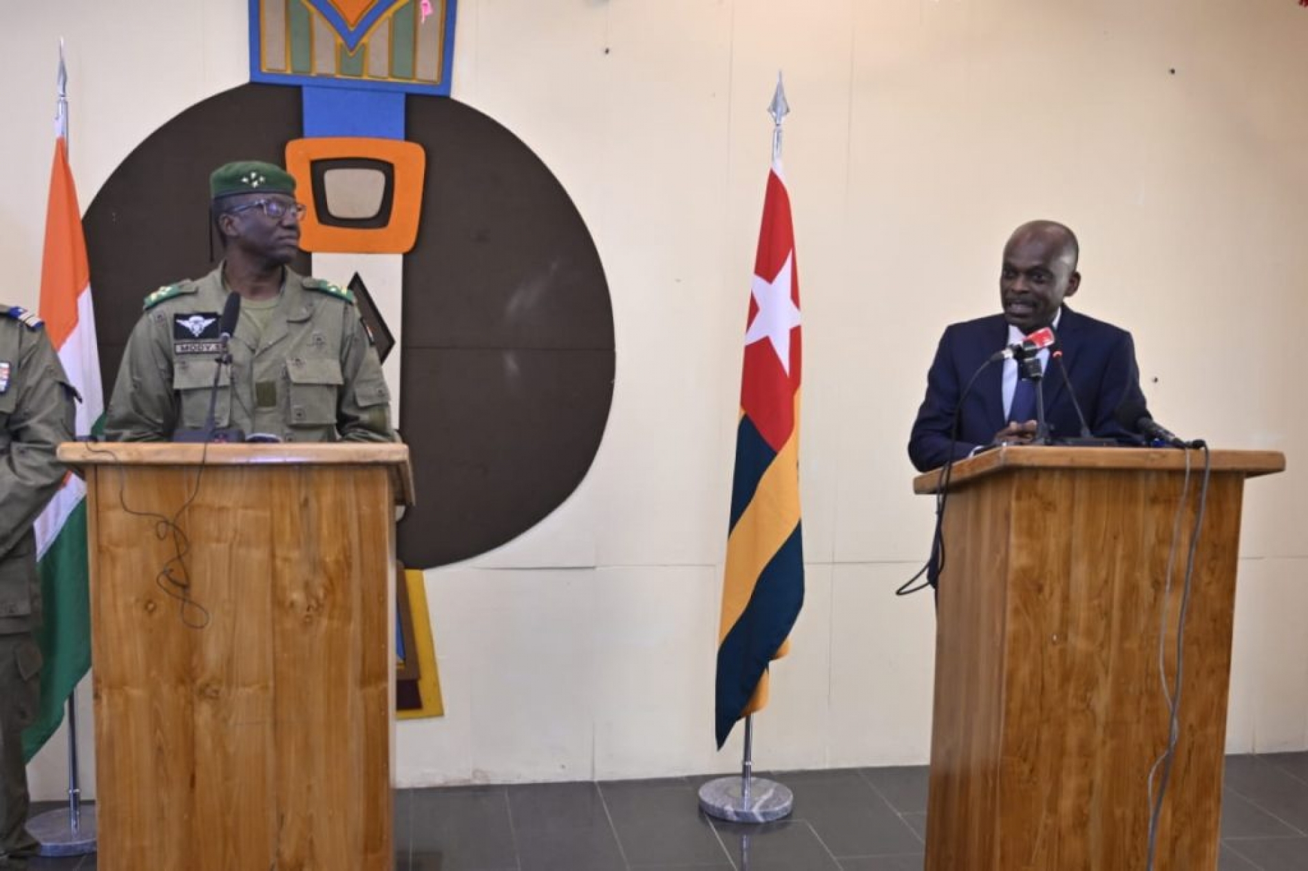 Visite du ministre d’Etat, ministre de la Défense nationale à Lomé (Togo) : Le Président Togolais accepte d’être facilitateur entre le Niger et les partenaires