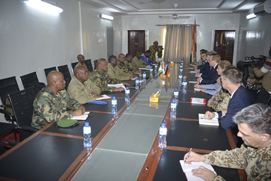 Séance de travail au Ministère de la Défense Nationale avec une délégation allemande : Plusieurs sujets d’intérêts communs discutés dont la relance du Projet de construction de l’Hôpital militaire de référence à Niamey