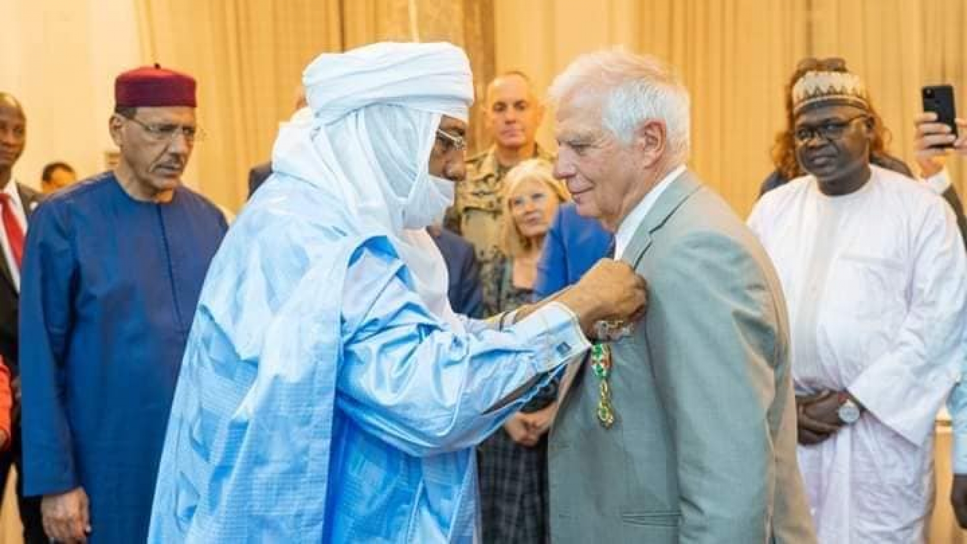 Cérémonie de remise de distinction au Palais de la Présidence de la République : M. Josep Borrell Fontelles élevé à la dignité de Grand Officier dans l’ordre du mérite du Niger