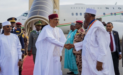 Visite de travail et d’amitié du Président de la République, à N’Djaména, au Tchad : Accueil chaleureux et fraternel au Président Mohamed Bazoum à son arrivée à N’Djaména